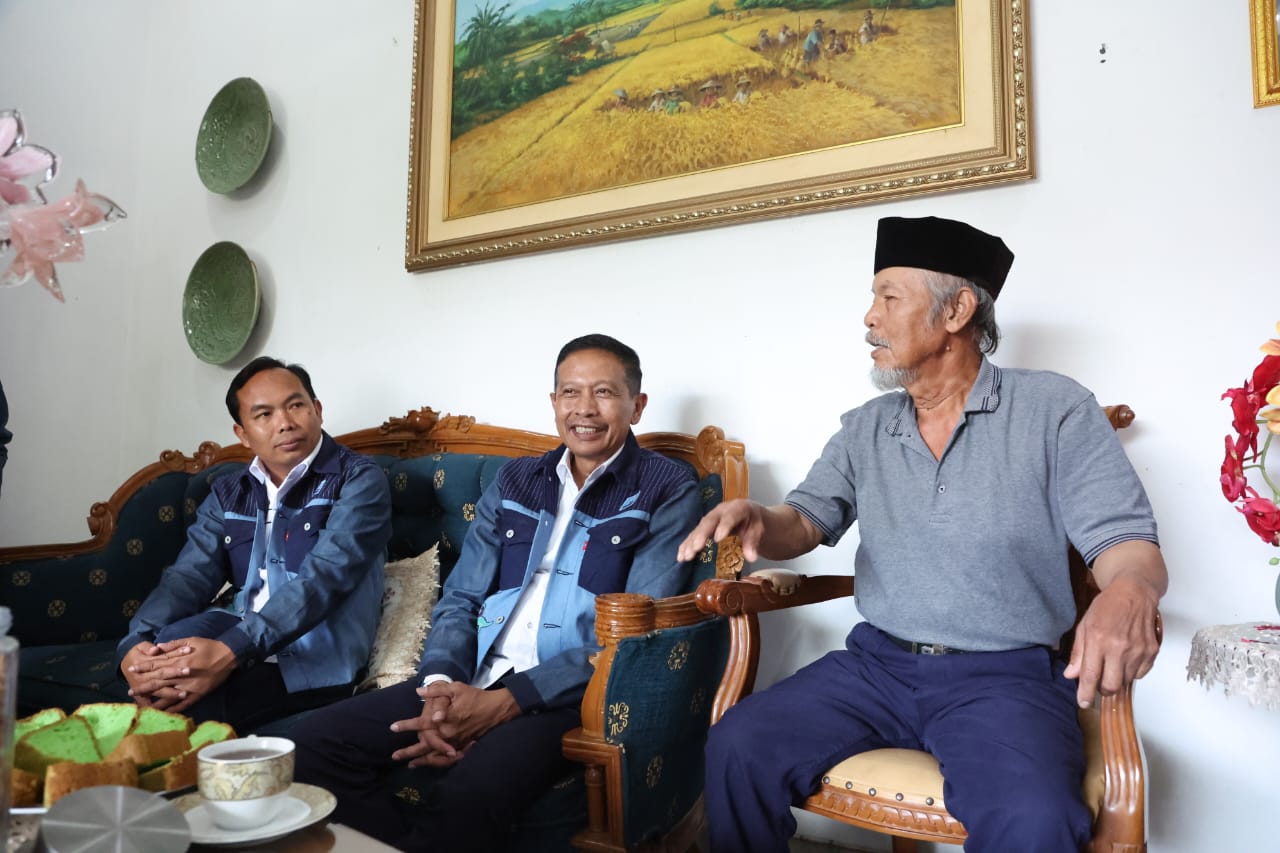 GAYENG: Wali Kota Wahyu dan Ali saat bersilaturahmi dengan Wali Kota Malang periode 1998-2003 H. Suyitno