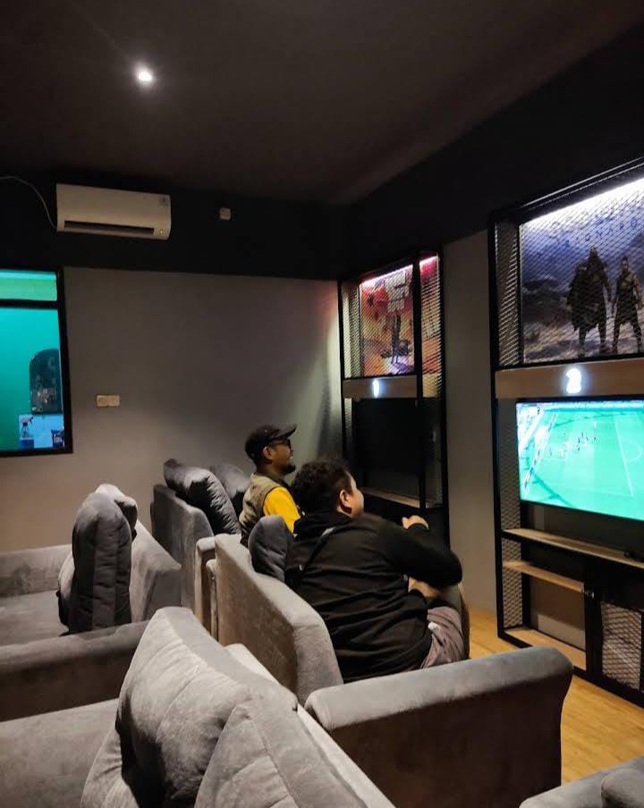 Suasana di dalam Centro Game Online. (Laode Shalahuddin)