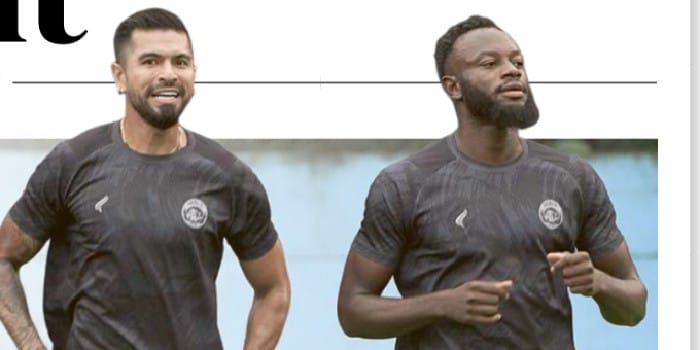 COMEBACK: Charles Lokolingoy dan Julian Guevara (kiri) melakukan latihan ringan di ARG Soccer Field, Lawang, Senin lalu (7/4).