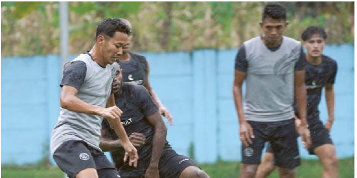BANTU TIM: Dendi Santoso (kiri) berusaha melepaskan umpan dalam sesi internal game di ARG Soccer Field, Lawang, Senin lalu (7/4).