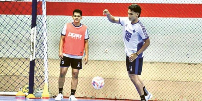 MOTIVASI TINGGI: Ala Unggul FC Malang G-Vin Blandino Laik berusaha mengontrol bola dalam sesi latihan di Unggul Sports Center, Minggu lalu (6/4).