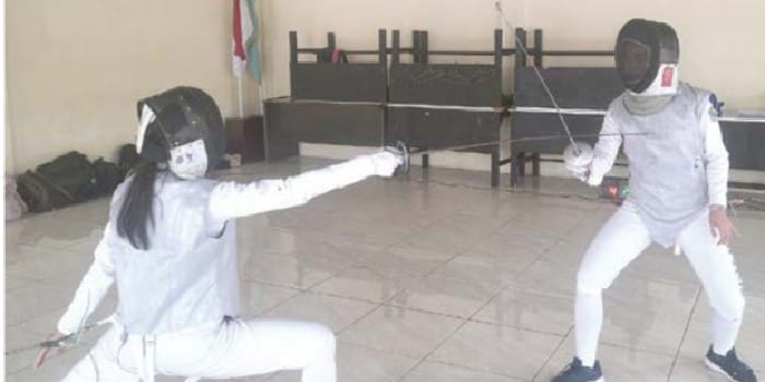 TINGKATKAN PERFORMA:Atlet Anggar Kota Malang  berlatih di Balai RW IV Balearjosari, Kecamatan Blimbing, Kota Malang pekan lalu.