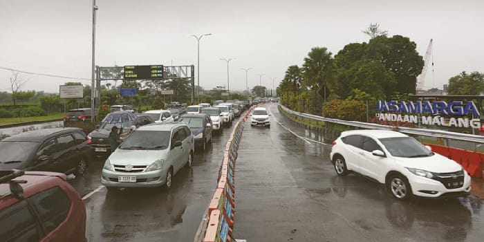 ARUS BALIK: Satlantas Polres Malang melakukan rekayasa lalu lintas untuk mengurai kepadatan kendaraan di exit tol Singosari kemarin (8/4)