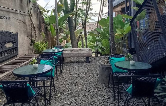 Suasana nyaman dan alami di kafe Caritahu (Instagram/Caritahu.cafe )