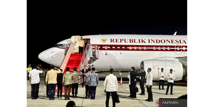 Presiden Prabowo Subianto melambaikan tangannya sebelum masuk ke dalam pesawat kepresidenan PK GRD di Lanud Halim Perdanakusuma, Jakarta, Rabu (9/4). (ANTARA/Genta Tenri Mawangi.)