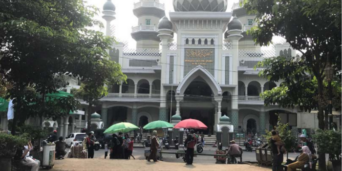 SEGERA DIBAHAS: Beberapa pedagang kaki lima (PKL) masih tetap mangkal di kawasan Alun-Alun Merdeka, kemarin (9/4). Pemkot sudah menyiapkan skema agar kawasan itu lebih tertib.