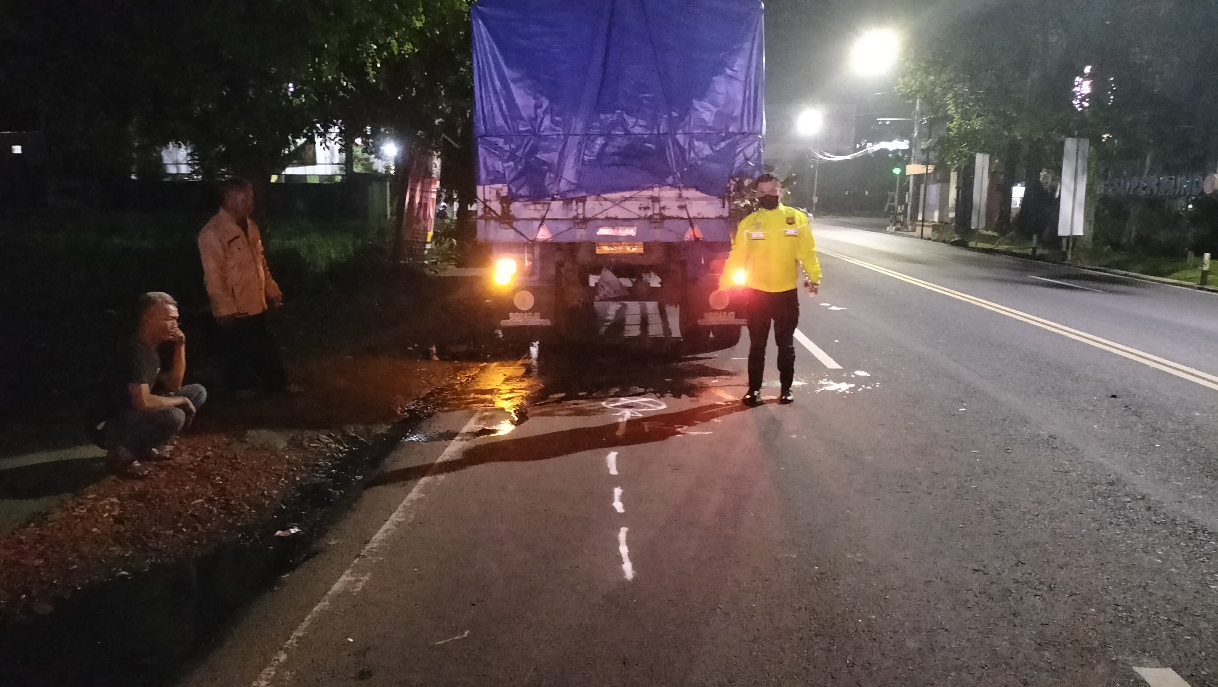 OLAH TKP: Polisi saat mendatangi lokasi kecelakaan yang menyebabkan Muhammad Arif Priyono, warga Kertosono, Nganjuk, meninggal.