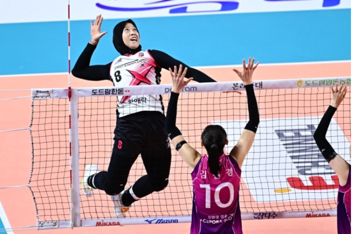 Megawati Hangesti Pertiwi (kiri) bersiap untuk spike bola dari Pink Spider. (KOVO)