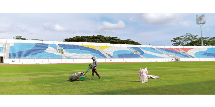 PENILAIAN: Petugas merapikan rumput di Stadion Kanjuruhan, desa Kedungpedaringan, Kecamatan Kepanjen. Kemarin merupakan hari kedua risk assessment dari Mabes Polri. (INDAH MEI YUNITA/RADAR KANJURUHAN)