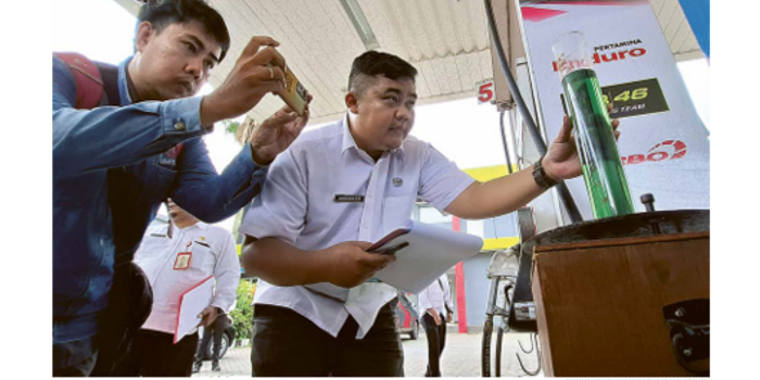 CEK TAKARAN: Petugas dari Pertamina dan UPT Metrologi Legal disperindag Kabupaten Malang melakukan tera ulang di SPBU Bedali, Lawang kemarin (9/4). (BIYAN MUDZAKI HANINDITO/RADAR KANJURUHAN)