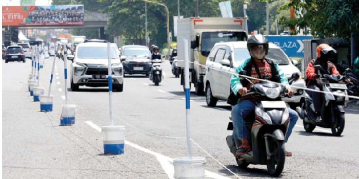 DIBUAT PERMANEN: Satlantas Sidoarjo melanjutkan rekayasa lalu lintas dengan memasang pembatas jalan di Jalan Raya Jati, Sidoarjo, kemarin (9/4). Rekayasa dianggap efektif karena mampu mengurai kemacet