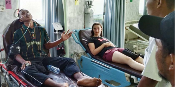 Rio Candra Hidayat & Helena Lindner mendapatkan perawatan di Puskesmas Bantur setelah berusaha menolong para santri yang terseret ombak di Pantai Balekambang  (POLSEK BANTUR FOR RADAR MALANG).