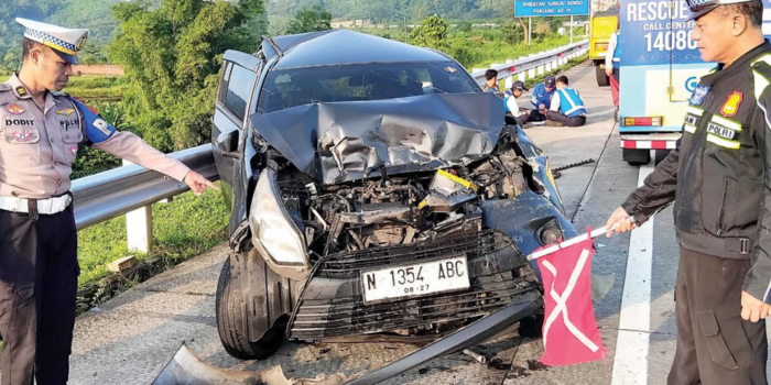 Polisi menunjukkan bagian depan mobil Toyota Calya yang ringsek akibat kecelakaan beruntun di KM 77 Tol Pandaan Malang (SATLANTAS POLRES MALANG FOR RADAR MALANG).
