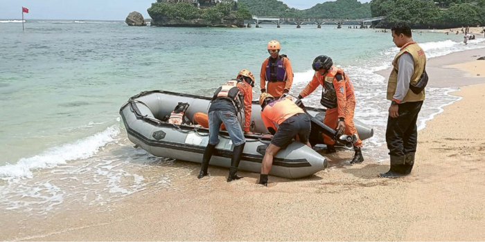 HARI INI DILANJUT: Tim gabungan menerjunkan perahu karet dan speed boat untuk mencari korban yang terseret ombak di Pantai Balekambang, Desa Srigonco, Kecamatan Bantur kemarin (10/4).