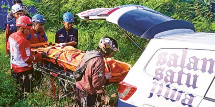 MEDANNYA SULIT: Evakuasi terhadap korban yang ditemukan di bawah Jembatan Tunggulmas dilakukan petugas gabungan, kemarin pagi (10/4).