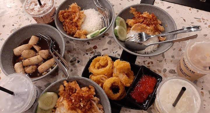 Beberapa menu yang menggugah selera dari Singgah Kedai Kopi. (tiaisti)