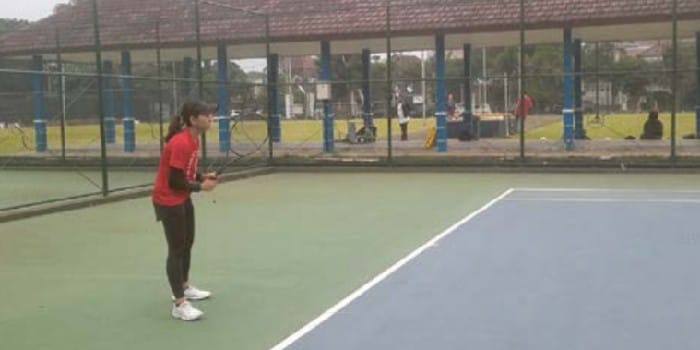 BUTUH LAWAN: Atlet Tenis Kota Malang berlatih di lapangan tenis luar Stadion Gajayana, Kota Malang, kemarin.