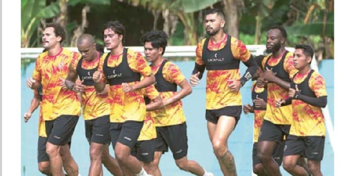 NO PROBLEM: Para pemain Arema FC menjalani sesi pemanasan sebelum latihan di ARG Soccer Field, Lawang, Selasa lalu (8/4)