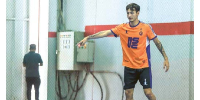 MAKSIMALKAN PERSIAPAN: Andres Teran memberikan instruksi dalam laga uji coba melawan Tim Futsal Porprov Surabaya di Unggul Sports Center, Selasa lalu (8/4)