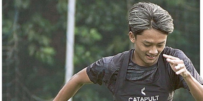 PROFESIONAL: Achmad Maulana menjalani sesi latihan di ARG Soccer Field, Lawang (9/4).
