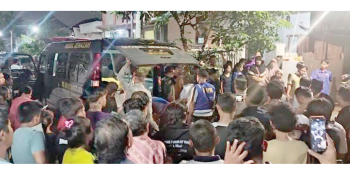 BIKIN GEGER: Warga ramai melihat proses evakuasi jenazah Mikhael Ekklesia Krisnanda ke RS Bhayangkara Porong Rabu (9/4) malam.
