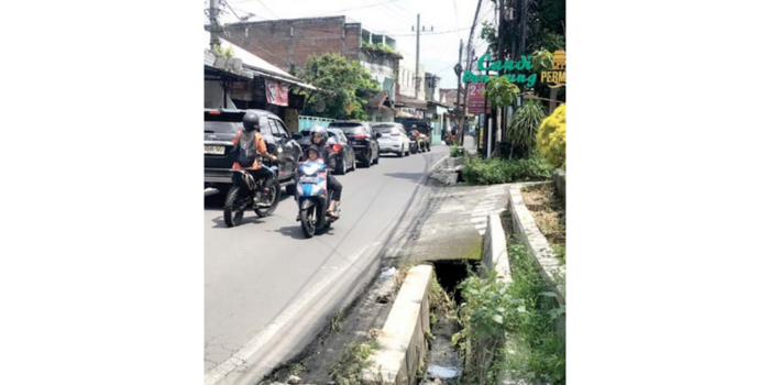 PANJANGNYA 700 METER: Drainase di Jalan Candi Panggung, Lowokwaru bakal dibangun pada bulan ini (SATRIA CAHYONO / RADAR MALANG).