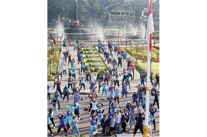 KOMPAK: Senam Tahes Mbois Jumat (STMJ) mendapat animo cukup tinggi dari masyarakat. (DARMONO/RADAR MALANG)