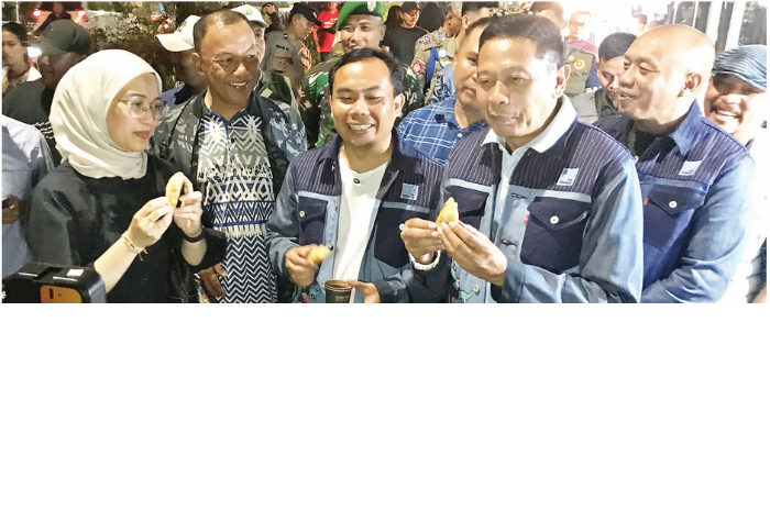 Ketua DPRD Amithya Ratnanggani Siraduhitta bersama Wali Kota Wahyu Hidayat dan Wakil Wali Kota Ali Muthohirin mencicipi makanan di Festival Madyopuro Mangano. (SATRIA CAHYONO/RADAR MALANG)