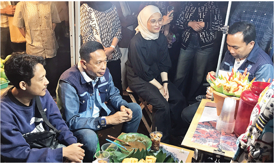 DUKUNG UMKM: Ketua DPRD Kota Malang Amithya Ratnanggani Siraduhitta (dua dari kanan) mendatangi stan kuliner di Festival Madyopuro Mangano. (SATRIA CAHYONO/RADAR MALANG)