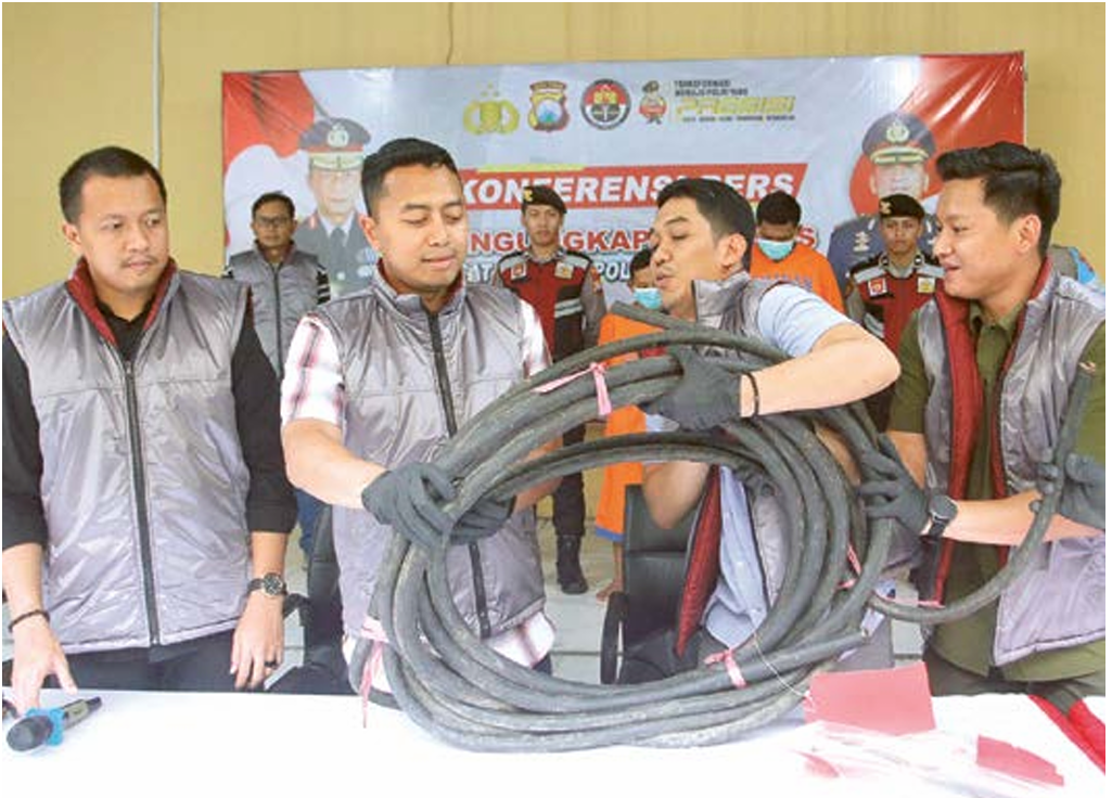 Kasatreskrim Polresta Sidoarjo AKP Fahmi Amarullah (tiga dari kiri) menunjukkan barang bukti kasus pencurian kabel oleh FS di Mapolresta Sidoarjo kamis (10/4). (ANGGER BONDAN/JAWA POS)