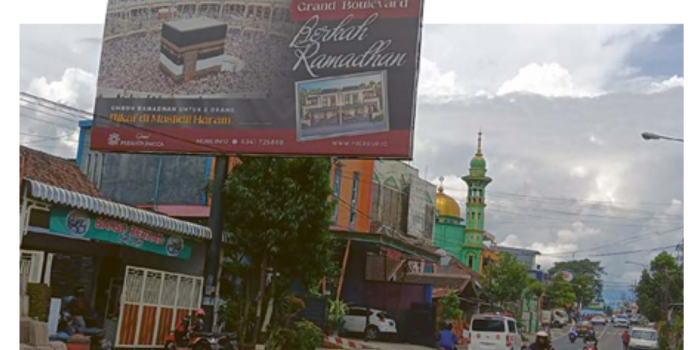 SUMBER PENDAPATAN: Reklame di jalan raya Wendit Barat, desa Mangliawan, Pakis turut menyumbang pendapatan asli daerah (Pad). (INDAH MEI YUNITA/RADAR KANJURUHAN)