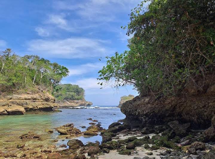 Suasana yang sejuk dan tenang di Pantai Goa Pathuk Ilang. (Golobok Go)