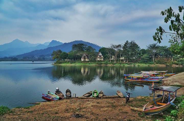 Indahnya pemandangan di Bendungan Selorejo. (Yushadi Handono)