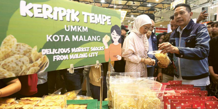 Wali Kota Malang Wahyu Hidayat meninjau produk makanan dan minuman dari UMKM yang dipasarkan di Central Market, lantai 2 Mal Olympic Garden (MOG) (DARMONO/RADAR MALANG).