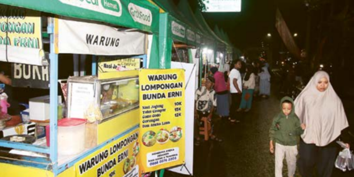Festival kuliner Madyopuro Mangano berakhir pada Kamis malam (10/4). Para pedagang meraup omzet di atas Rp 1 juta per hari (Satria Cahyono / RADAR MALANG).