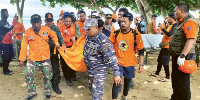 Tim gabungan mengevakuasi jenazah Yasser Arafat Inninawa setelah ditemukan tak bernyawa di dekat palung laut, sekitar 0,9 sampai 1 mil laut arah barat Pantai Balekambang (KANTOR SAR SURABAYA).