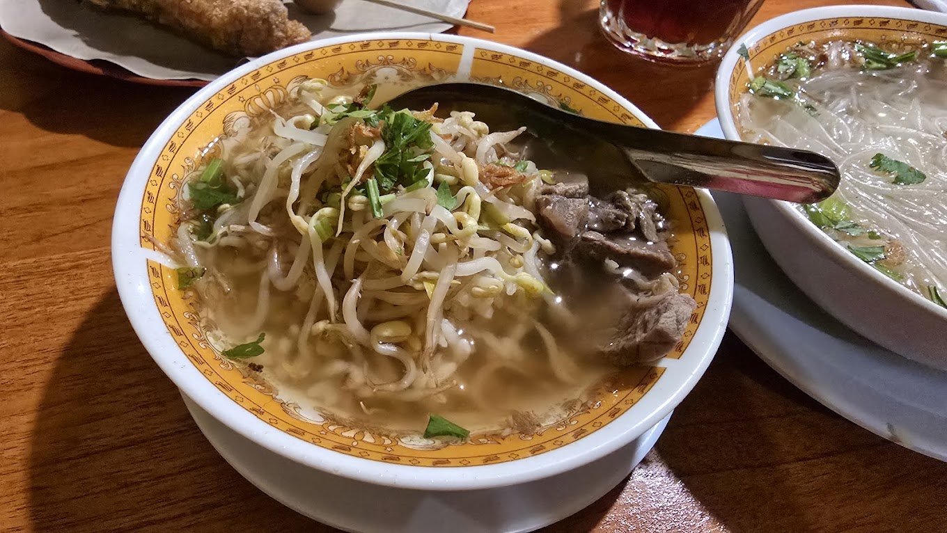 Menu soto Boyolali Hj Hesti (Tommy Wasissugihono).