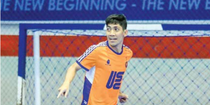TIDAK MENYERAH: Muhammad Rifaldi berusaha mencari ruang dalam laga uji coba melawan tim Porprov Surabaya di Unggul Sports Center pada 8 April lalu.