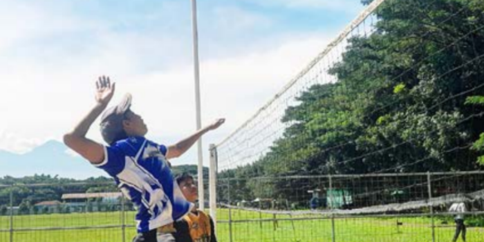 BELUM MAKSIMAL: Atlet Voli Pantai Kota Malang berlatih smash di Lapangan Rampal Kota Malang, pekan lalu.