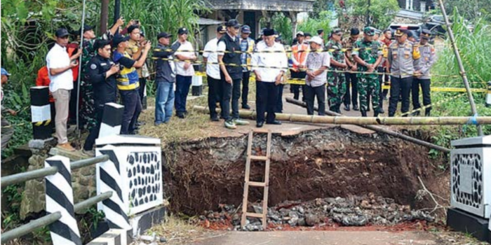 INFRASTRUKTUR: Bupati Malang H M. Sanusi didampingi rombongan pejabat Pemkab Malang meninjau lokasi ambrolnya jembatan di Desa Sumberoto, Kecamatan Donomulyo akhir Maret lalu.