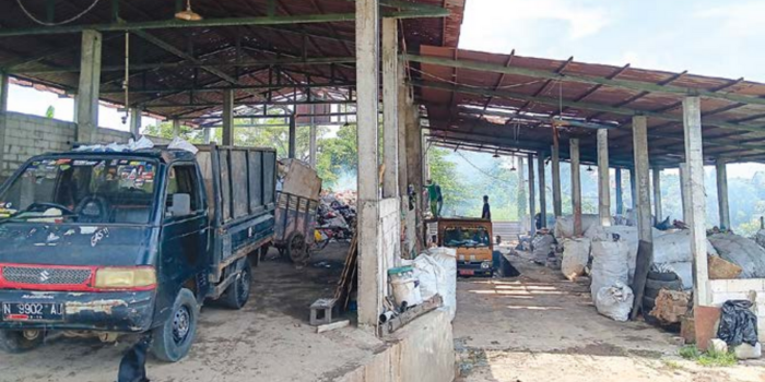 SARPRAS: Satu unit pikap rutin mengirim sampah kiriman dari warga 10 RW ke Tempat Pengolahan Sampah Terpadu (TPST) di Desa Ngijo, Kecamatan Karangploso.