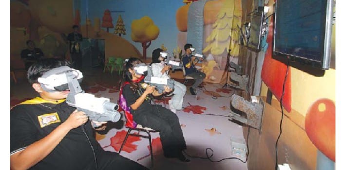 TOTAL DURASI 20 MENIT: Menembak zombie dengan teknologi virtual reality di Escape Arena jadi salah satu misi yang harus dituntaskan pengunjung.