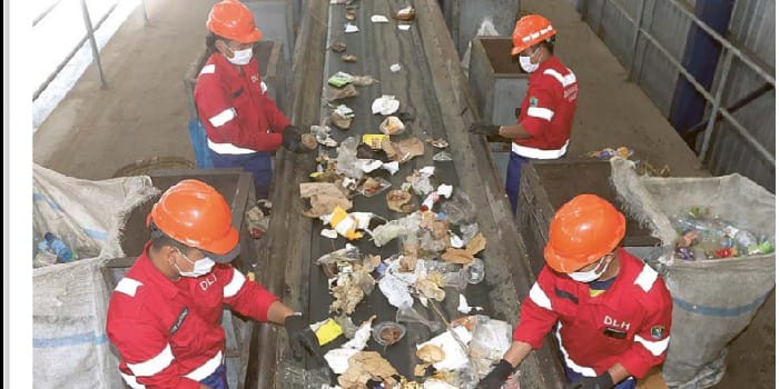 CANGGIH: Petugas TPA Supit Urang mengawasi proses pemilahan sampah sebelum diolah lagi menjadi produk layak pakai
