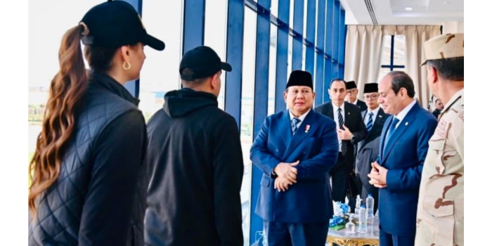 Presiden RI Prabowo Subianto dan Presiden Mesir Abdel Fattah El Sisi berbincang-bincang dengan penanggung jawab serta beberapa taruna dari Akademi Militer Mesir. (ANTARA/HO-BPMI Sekretariat Presiden.)