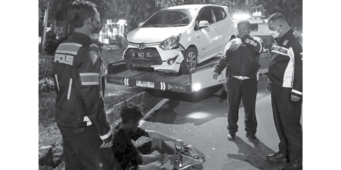 KESEKIAN KALINYA: Mobil toyota agya bernopol N 1627 GX dievakuasi petugas setelah terperosok ke taman di jalan Veteran dini hari kemarin (12/4) sekitar pukul 01.00.