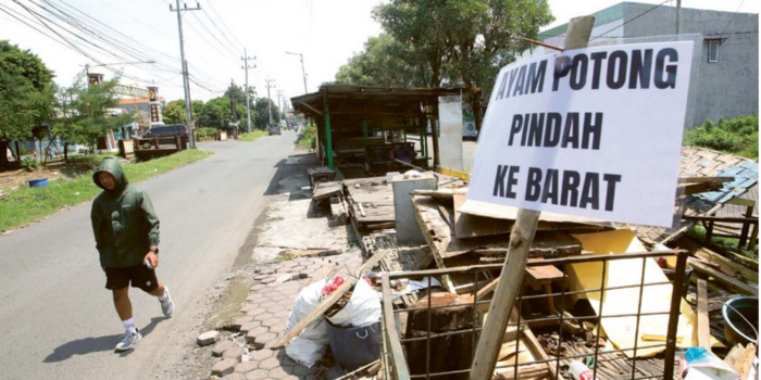 LANGGAR ATURAN: Kondisi bangunan liar di Jalan Rajawali, Desa Gemurung, Gedangan, sebagian dibongkar secara mandiri oleh pedagang setelah mereka menerima surat dari Satpol PP Sidoarjo kemarin (13/4).