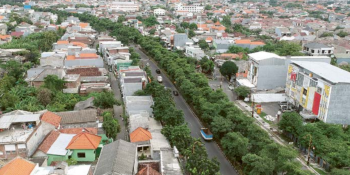 PADAT PENDUDUK: Deretan rumah dan ruko di Surabaya. DPRD mengusulkan penyegelan aset dan usaha jika WP menunggak pajak.