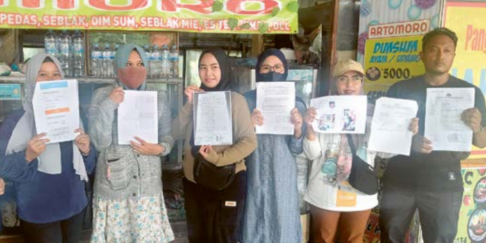 BELUM TUNTAS: Pedagang yang menjadi korban penipuan dengan modus kredit tanpa bunga berkumpul di SWK Kandangan, Benowo.