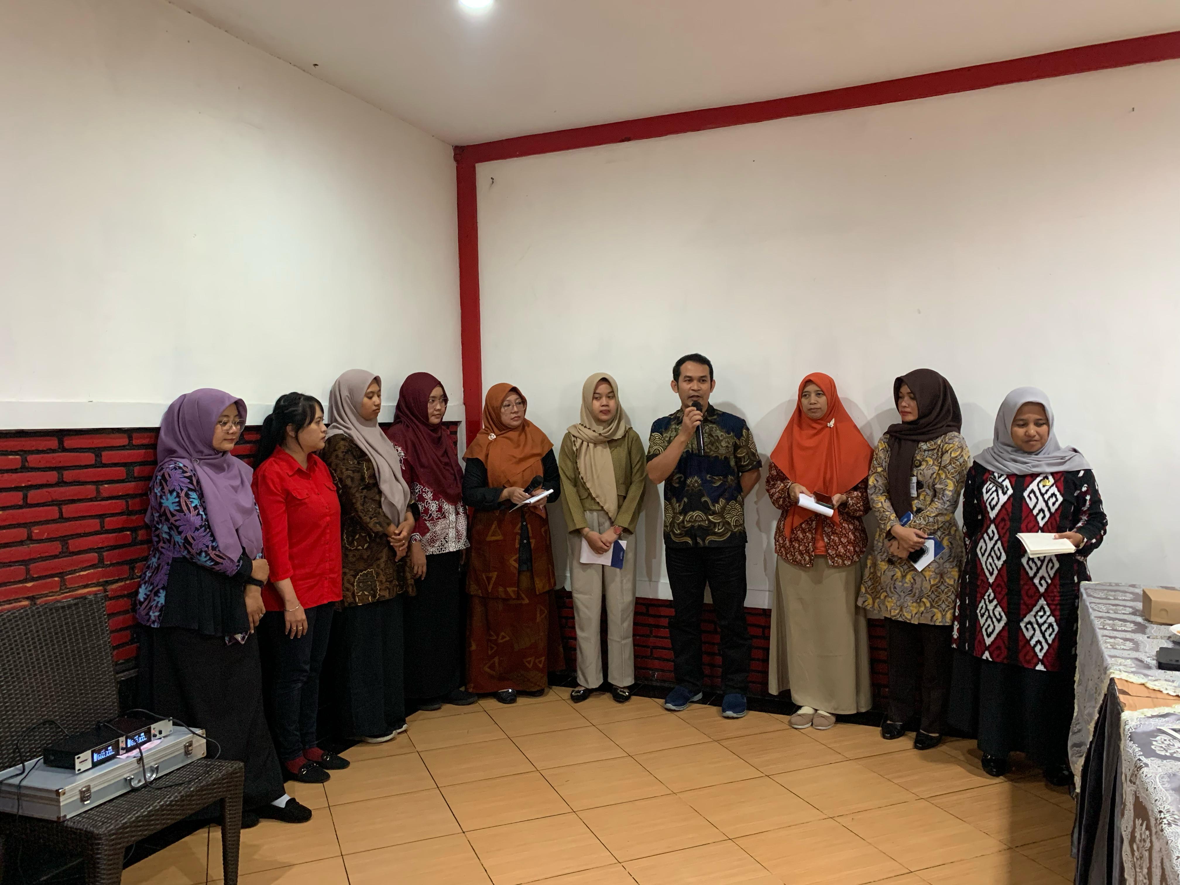 PERKUAT LITERASI: Salah satu peserta Diklat Jurnalistik, mempresentasikan hasil tulisan kelompoknya kepada pemateri dan seluruh peserta beberapa waktu lalu.