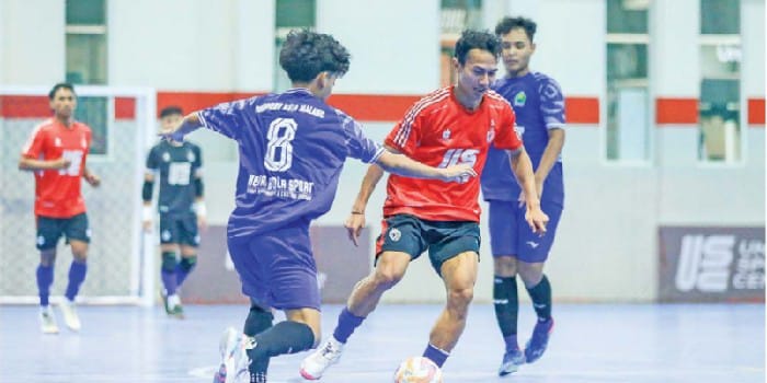 TAJAM: Ala Unggul FC Malang Guntur Sulistyo (kanan) berusaha melewati pemain Tim Futsal Porprov Kota Malang dalam laga uji coba di Unggul Sports Center, Sabtu lalu (12/4).